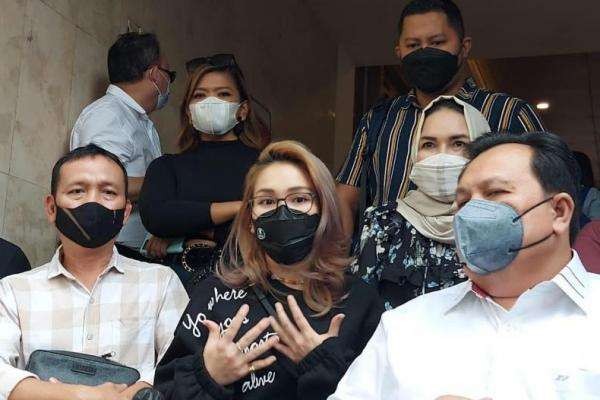 Ayu Ting Ting menemani kedua orangtuanya, Abdul Rojak dan Umi Kalsum, bersama kuasa hukum Minola Sebayang menjalani pemeriksaan laporan kasus melawan TKW Kartika Damayanti alias KD. (Foto: Istimewa)