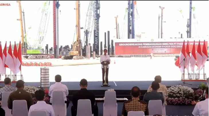 Tangkapan Layar - Presiden RI Joko Widodo saat “groundbreaking” smelter tembaga PT Freeport Indonesia di Kawasan Ekonomi Khusus Gresik, Kabupaten Gresik, Jawa Timur, Selasa 12 Oktober 2021. (Foto: Antara/Youtube Sekretariat Presiden)