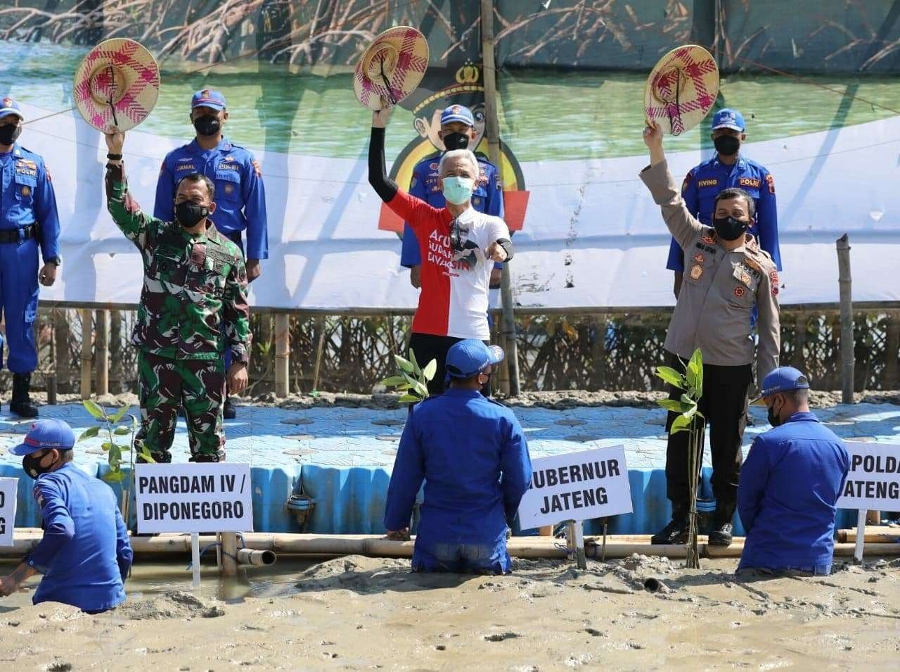 Gubernur Jawa Tengah Ganjar Pranowo mengikuti kegiatan "Polda Jateng Mageri Segara" bersama Kapolda Jateng, Pangdam IV/Diponegoro dan Forkompinda. (foto: ist)