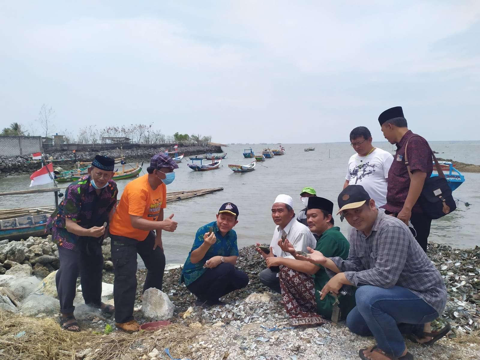 Mahmud Mustain (kopiah putih), Ketua BKNU Jawa Timur di pantai Ujung Pangkah, Gresik. (Foto: Istimewa)