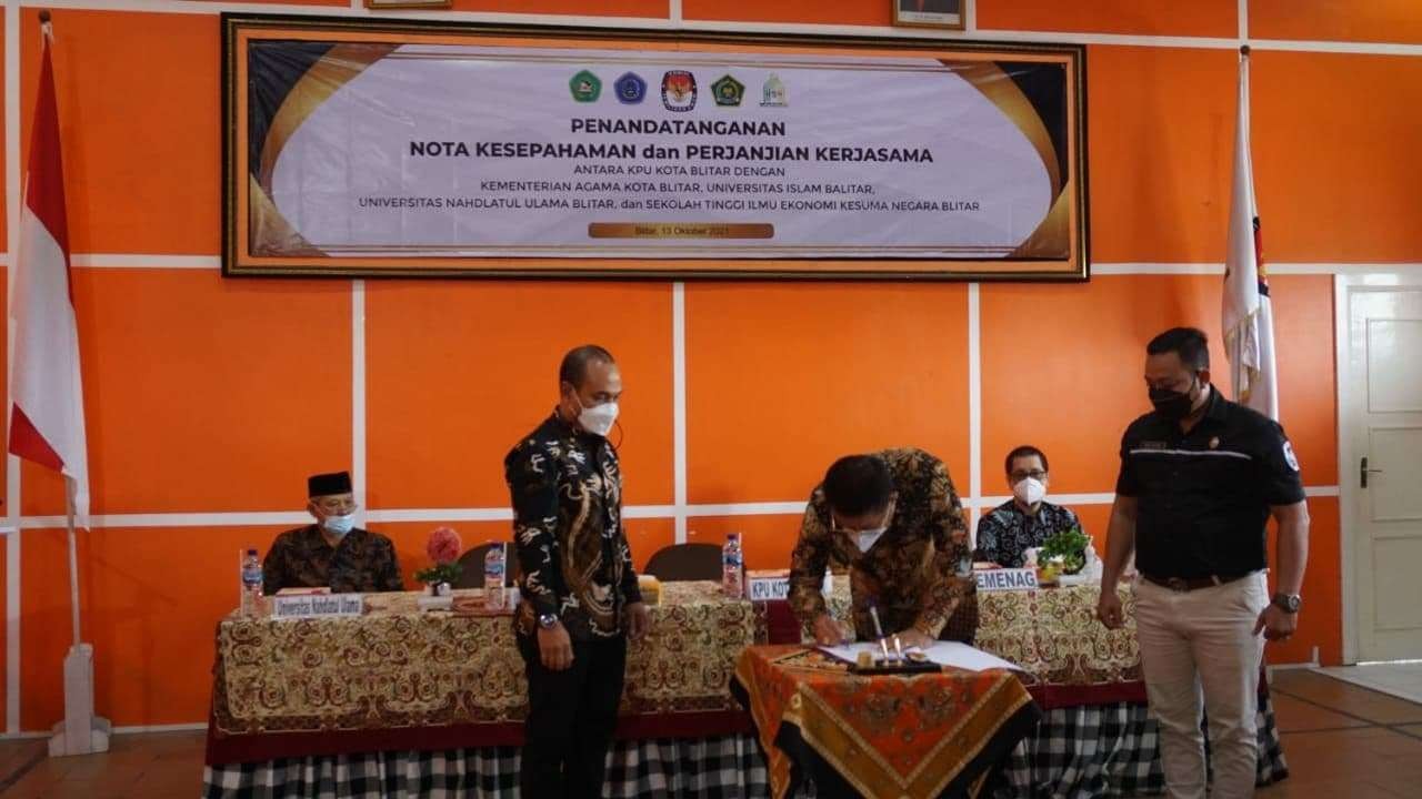 Komisi Pemilihan Umum (KPU) Kota Blitar melakukan Nota Kesepahaman dengan tiga perguruan tinggi dan Kemenag Blitar. (Foto: Choirul Anam/ngopibareng.id)