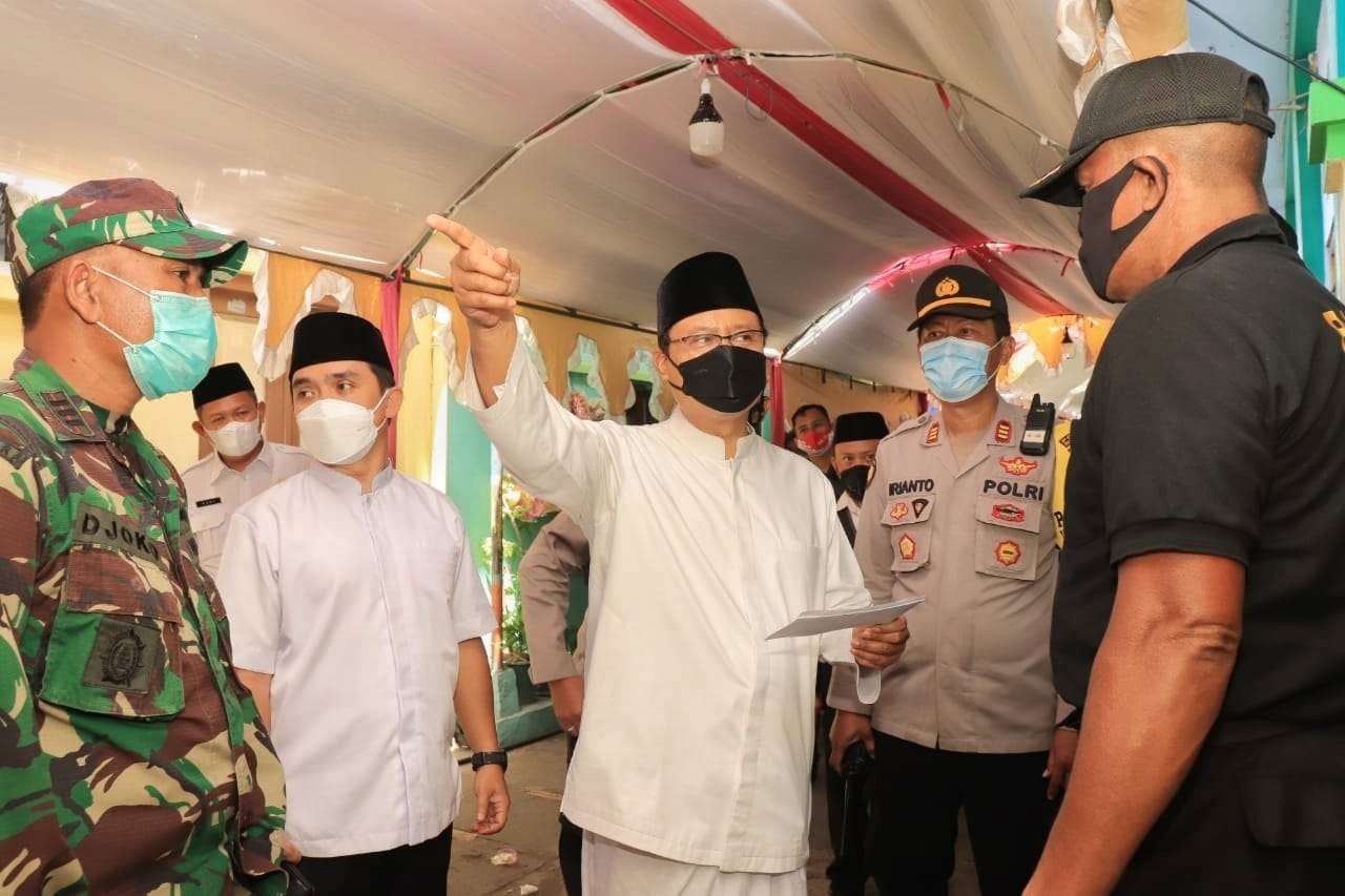 Walikota Pasuruan Saifullah Yusuf (Gus Ipul) saat mengecek kesiapan peringatan Haul Mbah Hamid. (Foto: Istimewa)