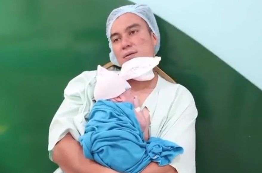 Baim Wong bersama anak keduanya, Kenzo. (Foto: Instagram)