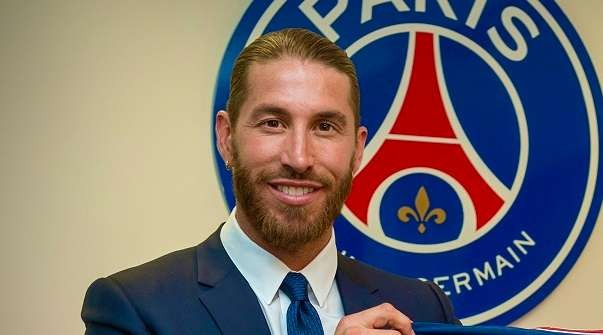 Sergio Ramos saat diperkenalkan sebagai pemain baru PSG. (Foto: Twitter/@SergioRamos)