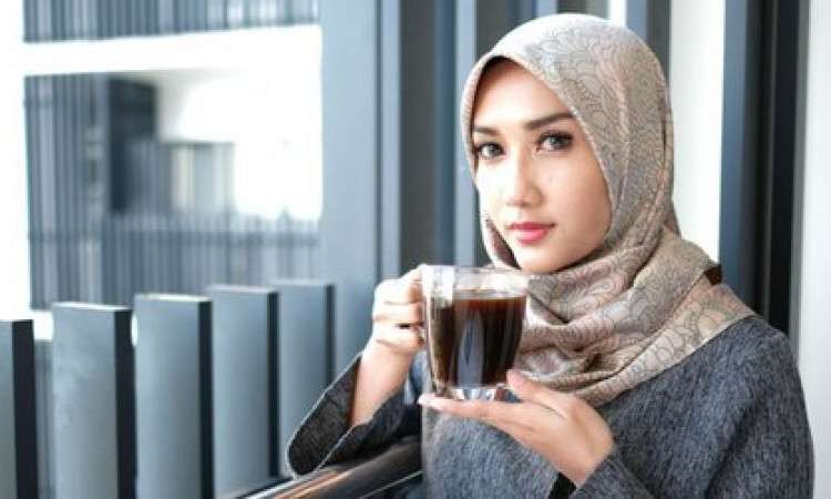 Seorang muslimah menikmati kopi pagi. (Foto: Istimewa)