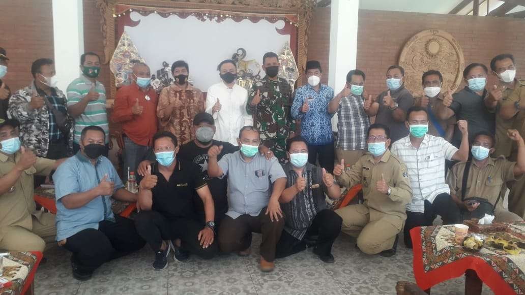 Perwakilan kepala desa se-Kabupaten Blitar bersama Wakil Bupati Blitar Rahmat Santoso, setelah ada kesepakatan kenaikan Alokasi Dana Desa dinaikan dari 10 persen menjadi 12 persen, sekaligus Pembatalan aksi demo menuntut kenaikan anggaran ADD dari APBD, Selasa  12 Oktober 2021. (Foto: Choirul Anam/Ngopibareng.id)