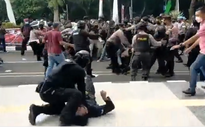 Video berisi seorang polisi membanting pendemo hingga kejang, viral di media sosial. (Foto: Twitter)