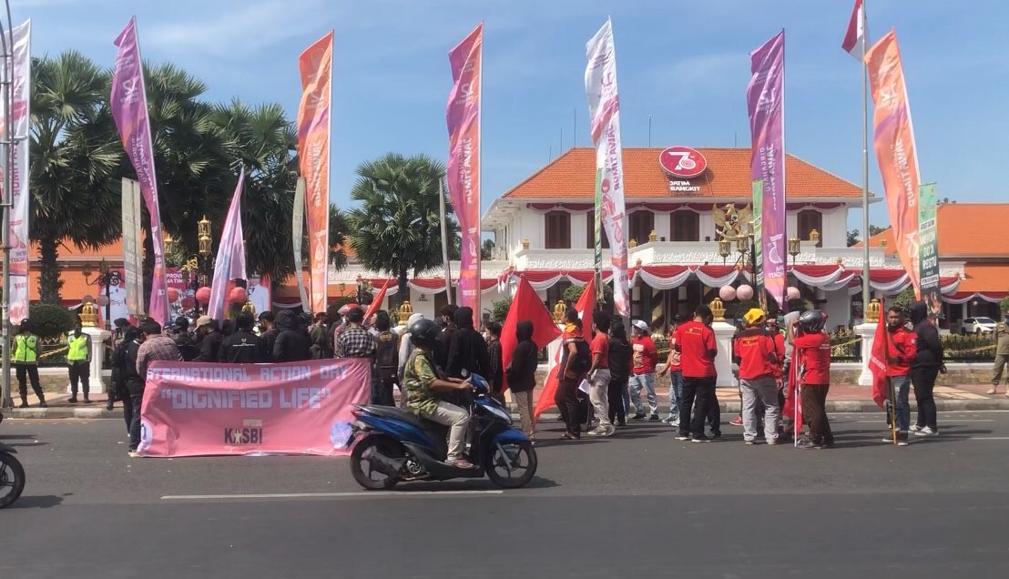 Puluhan massa menggeruduk Gedung Negara Grahadi Surabaya. (Foto: Andhi Dwi/Ngopibareng.id)