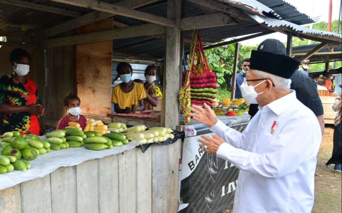 Wapres Ma'ruf Amin berdialog dengan pedagang. buah pinang terkait penangangan kemiskinan ekstrem  di Papua Barat. (Foto: Setwapres)