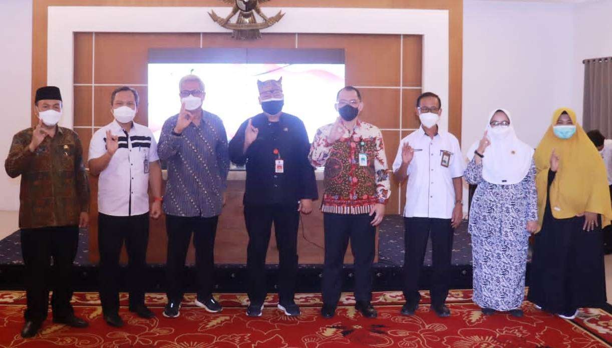 Tim dari Kementerian Kesehatan RI usai bersama Kepala Dinas Kesehatan Banyuwangi usai melakkan pencanangan pencanangan Model Inovasi Administrasi Publik Petahelix Collaborative Governance (foto:istimewa)