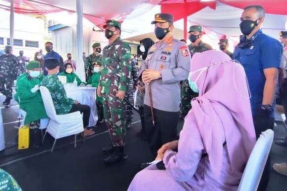 Panglima TNI Marsekal TNI Hadi Tjahjanto dan Kapolri Jenderal Polisi Listyo Sigit Probowo meninjau pelaksanaan Serbuan Vaksinasi Maritim di RSNU Mangir, Banyuwangi (foto:istimewa)