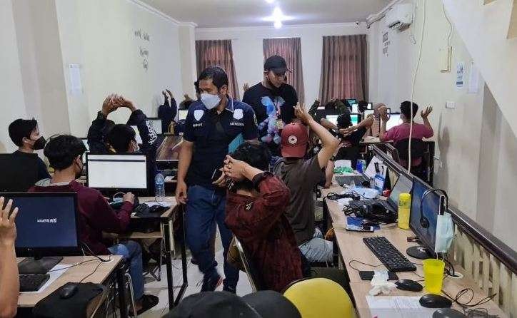 Unit Kriminal Khusus Satreskrim Polres Metro Jakarta Pusat melakukan penggerebekan sebuah ruko di Jakarta Barat sebagai kantor sindikat pinjaman online (pinjol) pada Rabu (13/10). (Foto: Antara/HO Polres Metro Jakarta Pusat)