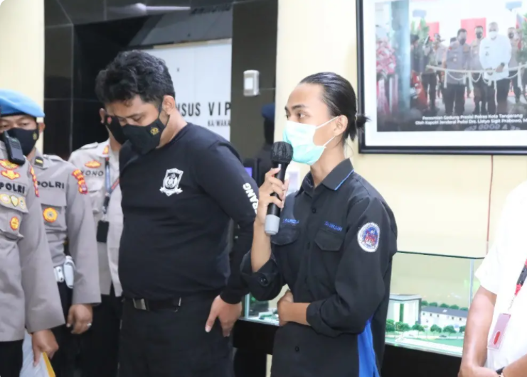 Brigadir NP dan Faris, anggota polisi dan mahasiswa yang jadi korban bantingan saat unjuk rasa di Pemkab Tangerang. (Foto: Lpt6)