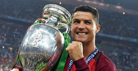 Cristiano Ronaldo membopong trofi Piala Eropa. (Foto: Twitter)