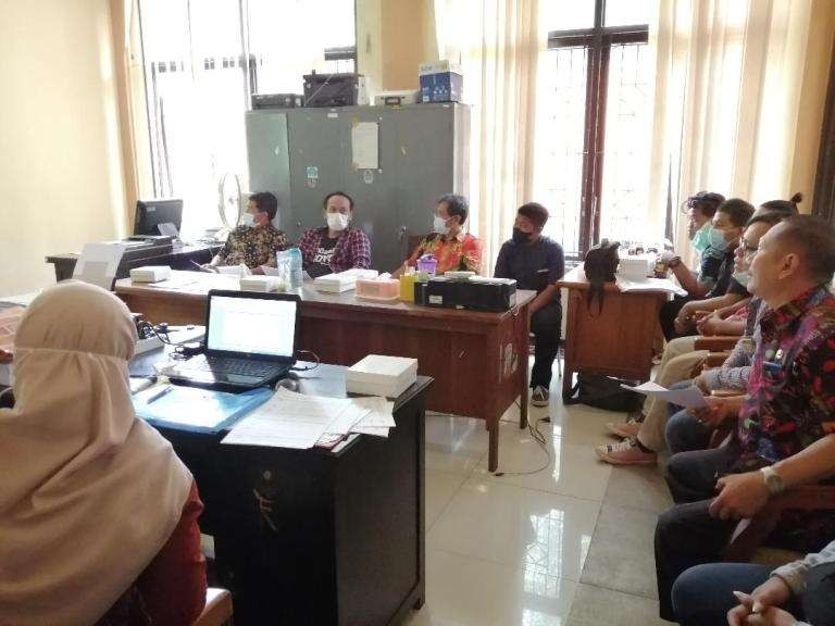 Focus Grup Discusion atau FGD penyeleksian dan penentuan pemenang Lomba Jingle Kota Pasuruan, Jawa Timur. (Foto: Laily/Ngopibareng.id)