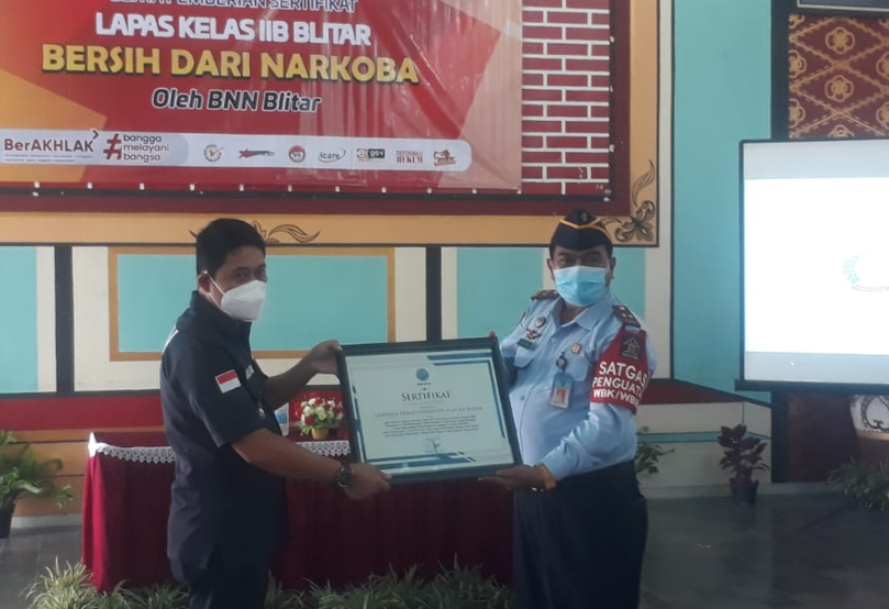 Penyerahan Sertifikat Bersinar oleh Ketua BNNK Blitar, Bagus Hari Cahyono, kepada Kepala Lapas II B Blitar karena BNN melalkukan operasi tiga kali, tidak menemukan penggunaan narkoba di lingkungan Lapas II B Blitar, Kamis 14 Oktober 2021. (Foto: Choirul Anam/Ngopibareng.id)