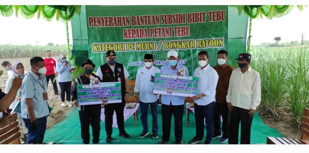 Bupati Kediri serahkan bantuan subisidi bibit tebu ke petani.  (Foto: Fendhy Plesmana/Ngopibareng.id)