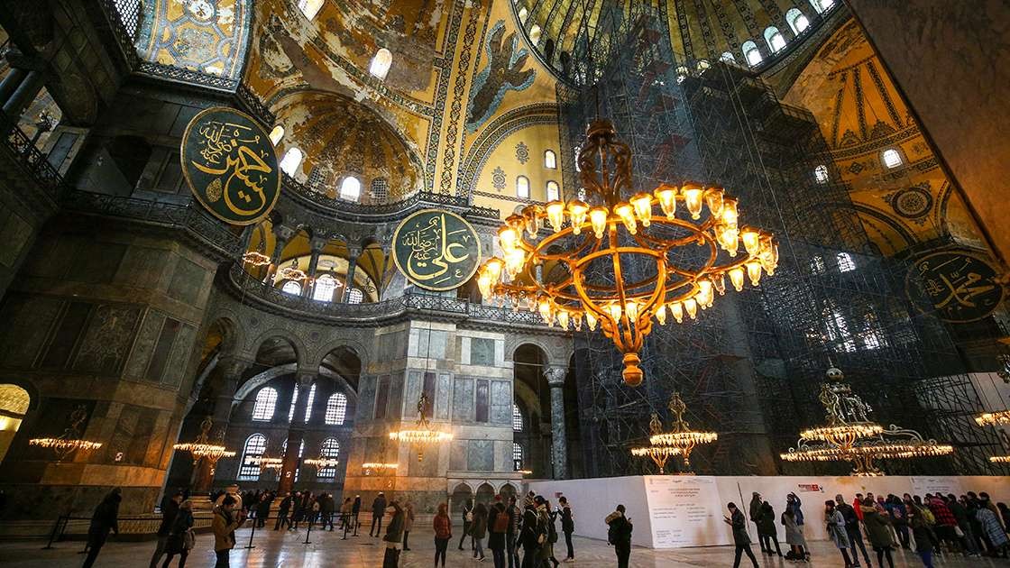 Panorama ruangan dalam di Hagia Shopia Istanbul Turki, kini difungsikan sebagai masjid. (Foto: Istimewa)