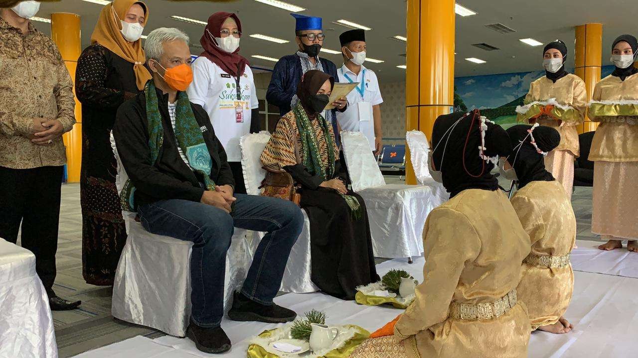 Gubernur Ganjar disambut warga Ternyata di Bandara Babullah. (Foto: Dok Jateng)