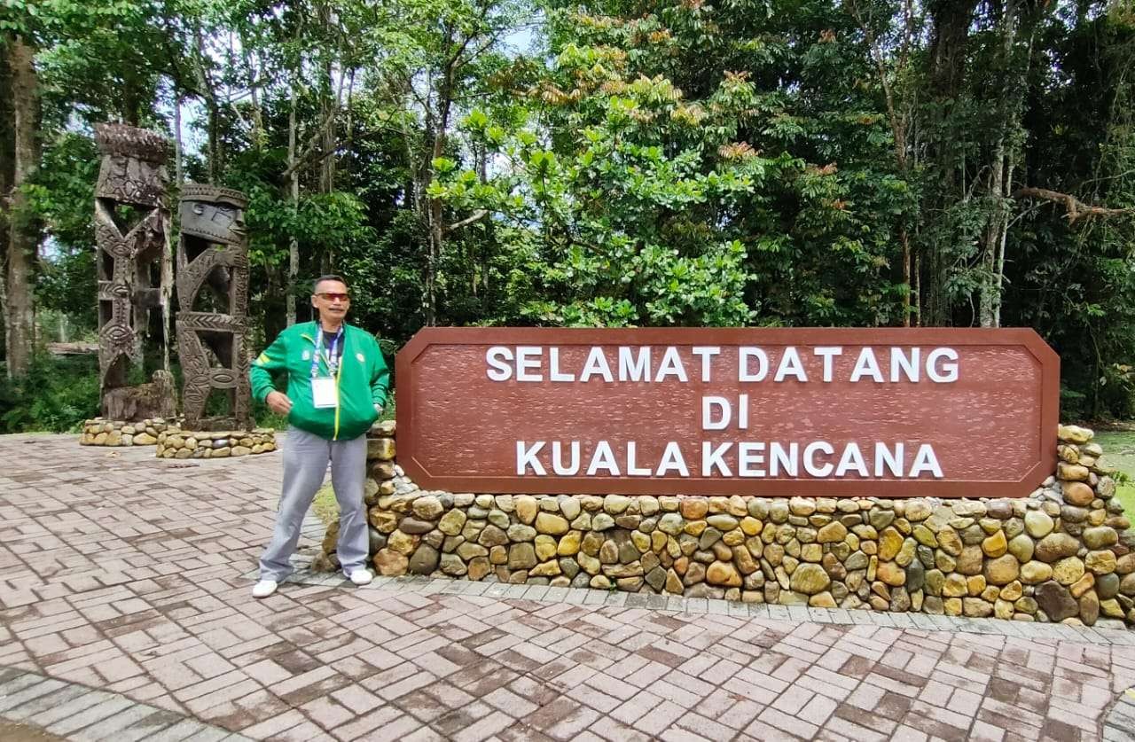 Bangunan selamat datang di Kuala Kencana yang terletak di sisi kiri pintu masuk. (Foto: Rizal A/Ngopibareng.id)