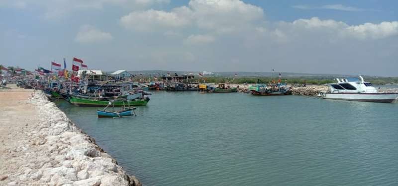 Perahu nelayan di Bawean dan Pantura terhenti akibat kelangkaan solar. (Foto: Infokomjatim/Panca)