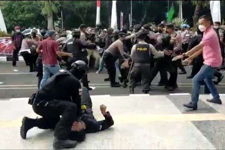 Tangkapan layar Fariz Amrullah, mahasiswa Universitas Islam Negeri (UIN) Sultan Maulana Hasanuddin, Banten, dibanting Brigadir NP, Rabu 13 Oktober 2021. (Foto: Istimewa)