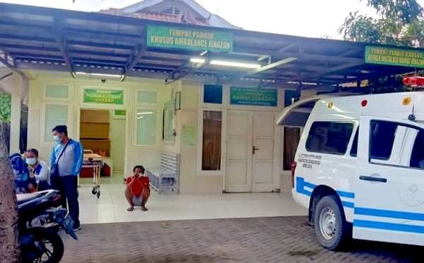 Tenaga kesehatan Puskesmas Botolinggo meninggal dalam kecelakaan mengantar vaksin Covid-19 langsung dibawa ke instalasi rawat jenazah RSUD dr.Koesnadi Bondowoso. (foto: istimewa).