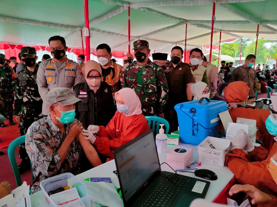 Vaksinasi masal dilaksanakan di Klenteng Tri Dharma Hong San Kiong, Kecamatan Gudo, pada Kamis 14 Oktober 2021. (Foto: Istimewa)