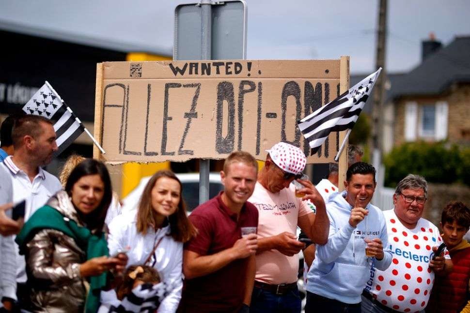 Poster wanted Allez Opi Omi dipasang dimana-mana agar perempuan penyebab kecelakaan massal di Tour de France itu menyerahkan diri. (Foto: Istimewa)