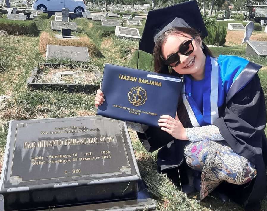 Shabrina merayakan wisuda di makam ayahnya, Eko Julianto Prihantoro. (Foto: Instagram)