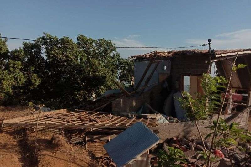 Sejumlah bangunan roboh akibat gempa bermagnitudo 4,8 di Bali.(Foto: Ant)