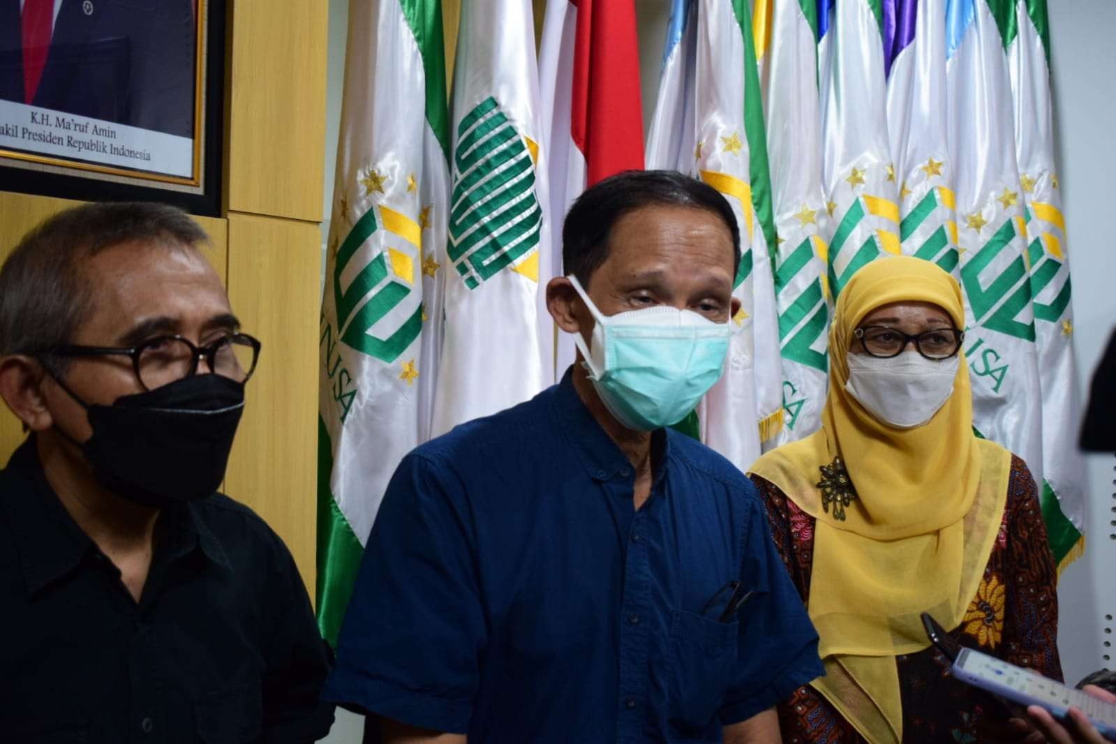 Prof Mulyadi (tengah) bersama Rektor Unusa Prof Jazidie. (Foto: istimewa)