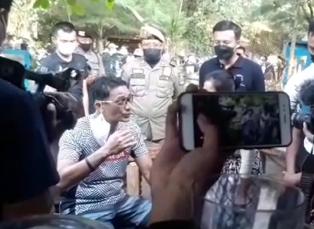 Menteri Pariwisata dan Ekonomi Kreatif Sadiaga Uno nyruput kopi khas petani Desa Serang, Blitar. (Foto: Choirul Anam/ngopibareng.id)