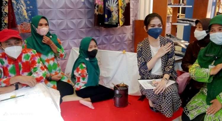 Dua penyandang disabilitas Bondowoso, Yoyok dan Rahma yang mewakili Jawa Timur di ajang Solo Leading Industry Expo 2021 bersama istri Walikota Solo, Selvy Ananda Gibran Rakabuming. (Foto: Istimewa)