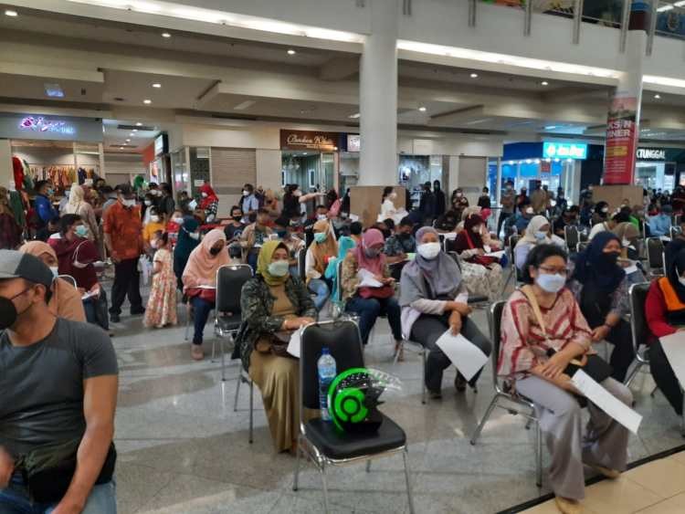 Warga antre secara tertib di Vaksin Corner di salah satu mall di Surabaya. (Foto: Istimewa)