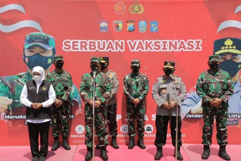 Gubernur Khofifah hadir bersama Panglima TNI Marsekal Hadi Tjahjanto,  Kapolri Jenderal Pol Listyo Sigit Prabowo, dan Kepala Staf Angkatan Laut (KASAL) Laksamana TNI Yudo Margono,  didampingi  Pangdam V Brawijaya Mayjend TNI Suharyanto, Kapolda Jatim Irjen Pol Nico Afinta, Panglima Koarmada II Laksamana Muda Iwan Isnurwanto, Walikota Surabaya Eri Cahyadi dan beberapa Kepala OPD Pemprov Jatim saat meninjau pelaksanaan vaksinasi di Lapangan Atletik Thor Gelora Pancasila Surabaya, Jumat 15 Oktober 20210. (Foto: Istimewa)