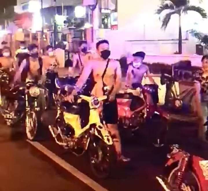 Puluhan pengendara mendorong motor knalpot brong setelah terjaring razia. (Foto: Tangkap Layar Video)