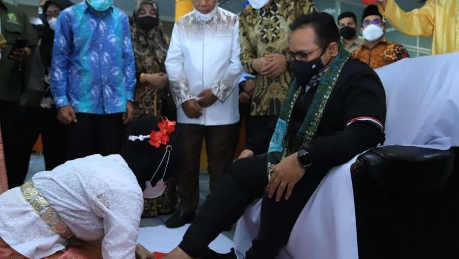 Prosesi adat pembasuhan kaki Menag Yaqut Cholil Qoumas setiba di Bandara Sultan Babullah, ternate. (Foto: Kemenag)