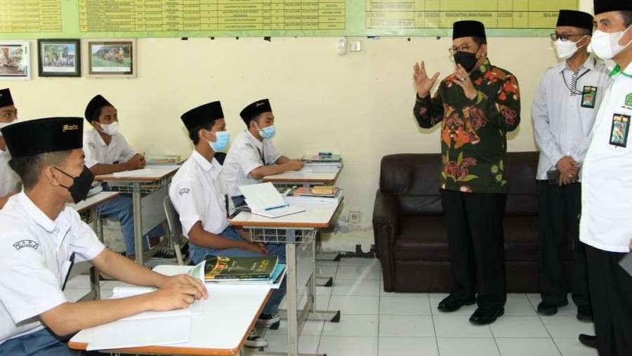 Wamenag Zainut Tauhid Saat meninjau PTM Terbatas di MAN 2 Mataram. (Foto: Kemenag)