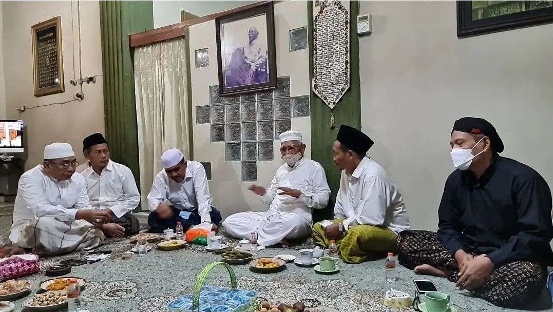 Dari kiri: KH Yahya Cholil Staquf, Gus Adib, KH Abdul Ghofur Maimoen, KH Ahmad Mustofa Bisri (Gus Mus), dan Gus Baha' dan Gus Ulil. (Foto: Istimewa)