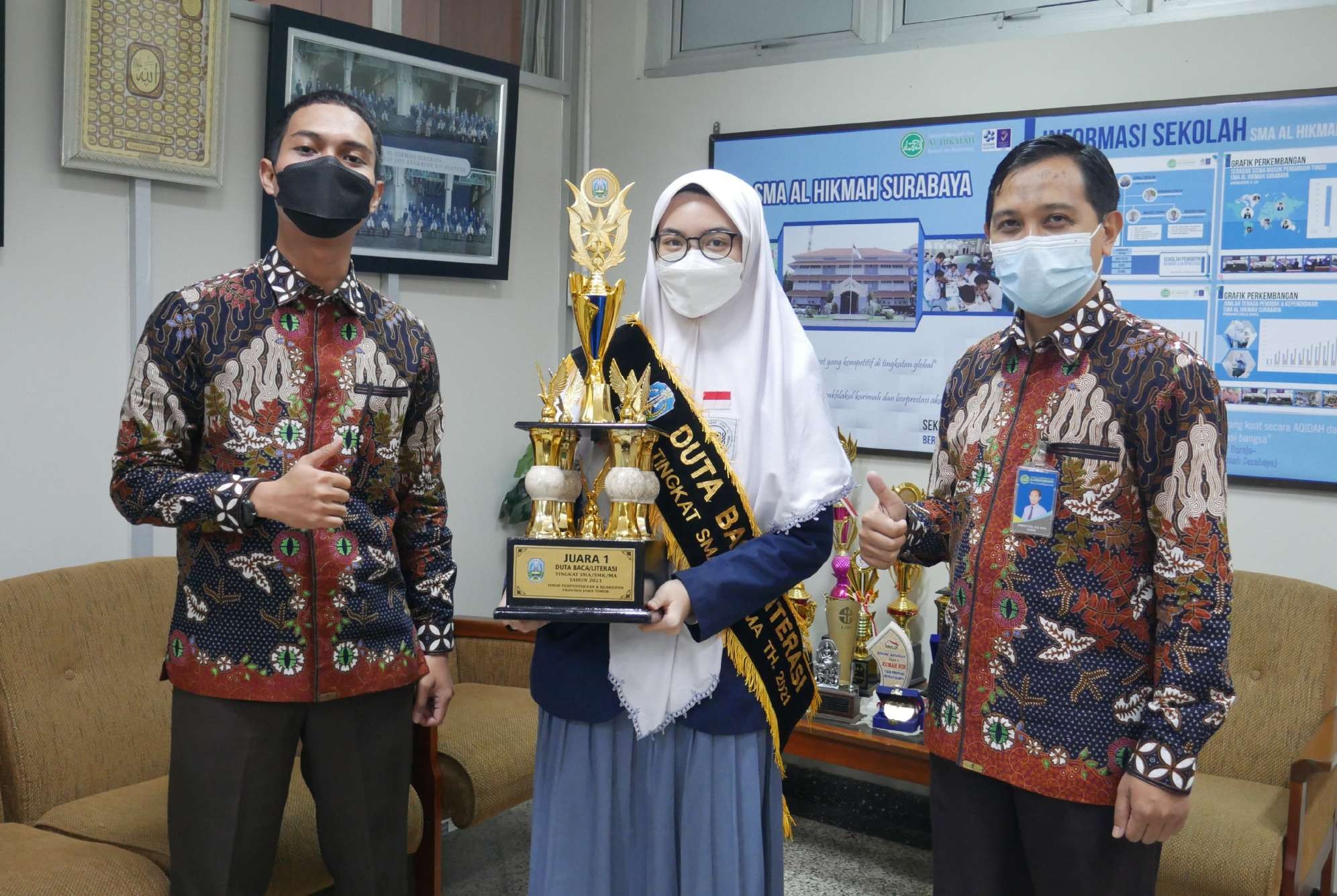 Nanda didampingi pembimbing dan kepala sekolah SMA Al-Hikmah. (Foto: Pita Sari/ Ngopibareng.id)