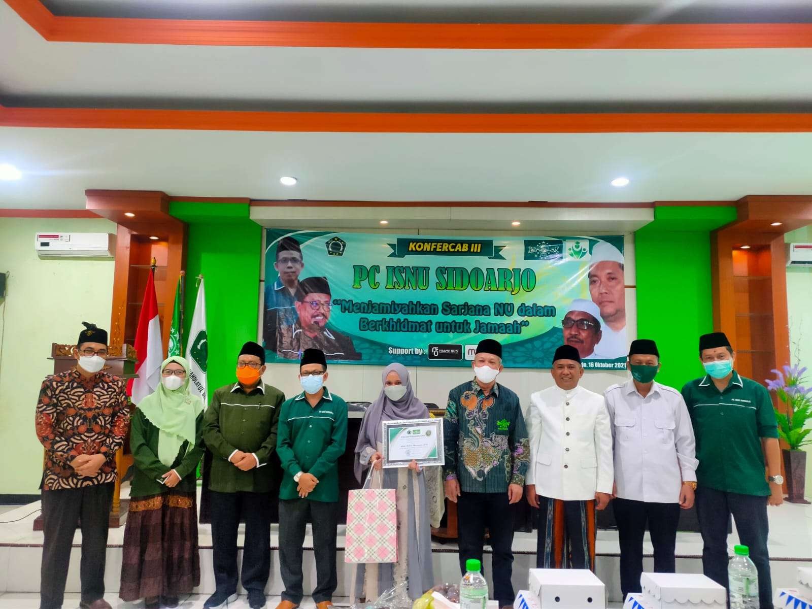 Piagam Penghargaan kepada Alfina Rahma Mawaddah, "Sarjana NU Inspiratif" pada Konfercab III PC ISNU Sidoarjo 16 Oktober 2021. (Foto: Istimewa)