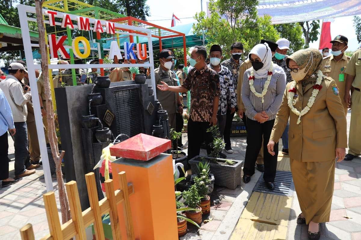 Bupati Hj Mundjidah Wahab hadir dalam serah terima Bantuan Pemerintah untuk Masyarakat (BPM) program Kota Tanpa Kumuh (KOTAKU) 2021 di Desa Sidokerto, Kecamatan Mojowarno, Senin 18 Oktober 2021. (Foto: Istimewa)