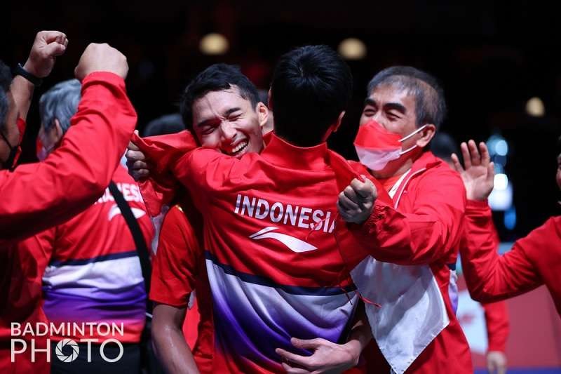 Jonatan Christie terharu usai berjuang sebagai penentu kemenangan tim Thomas Indonesia, usai kemenangan Anthony Sinisuka Ginting dan Fajar Alfian/M Rian Ardianto (FajRi).  (Foto: Twitter BADMINTON PHOTO)