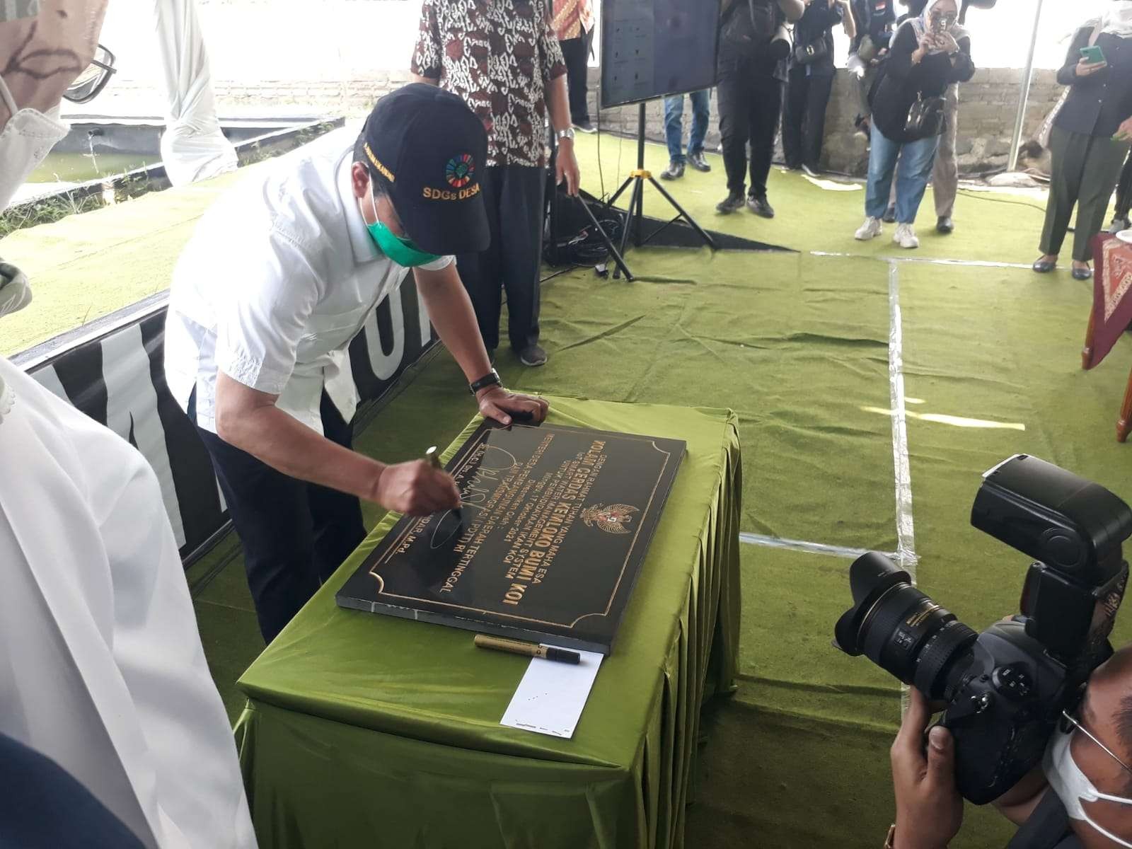 Menteri Desa, Pembangunan Daerah Tertinggal dan Transmigrasi, Abdul Halim Iskandar, meresmikan kolam ikan koi berbasis IOT. (Foto: Choirul Anam/Ngopibareng.id)