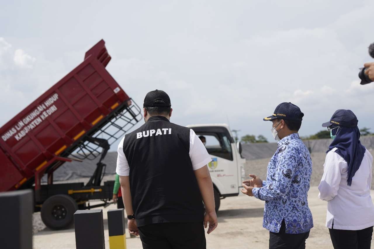 Bupati Kediri meresmikan pengoperasian tempat pembuangan akhir sampah di Sekoto. (Foto: Fendhy Plesmana/Ngopibareng.id)