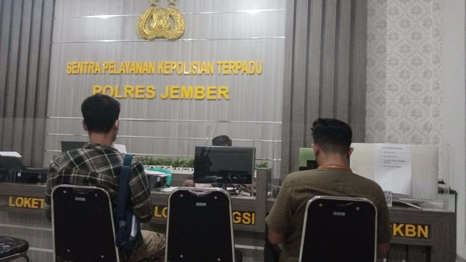 Korban saat melapor ke Polres Jember (Foto:Rusdi/Ngopibareng.id)