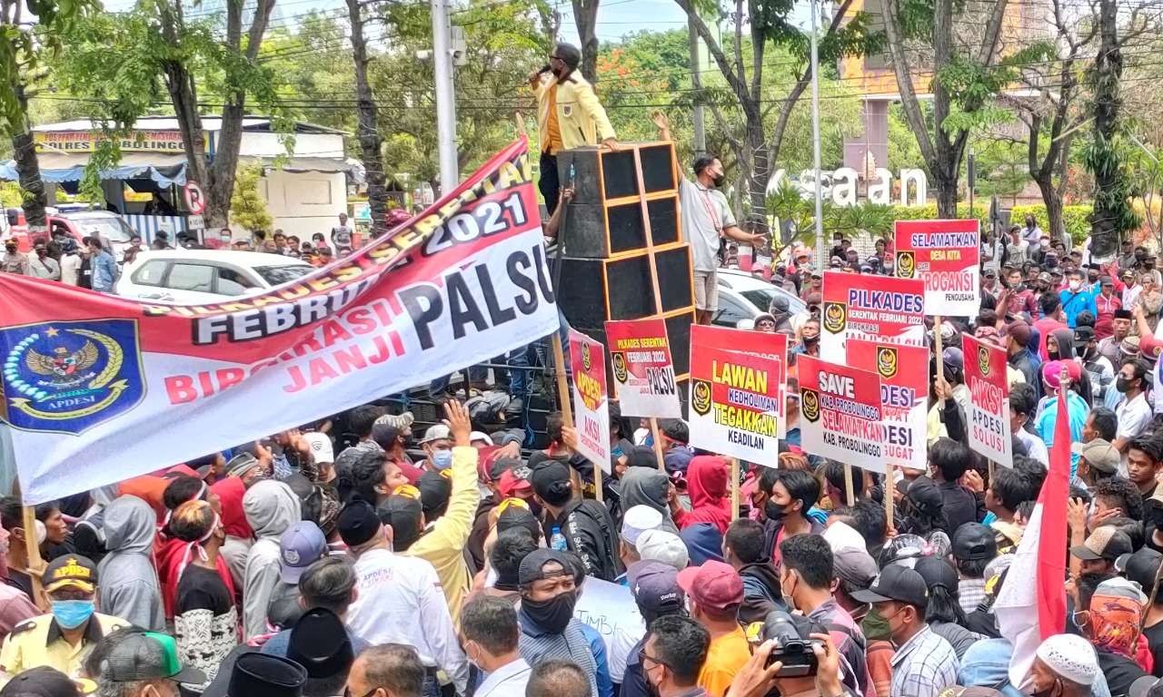 Ribuan warga bersama pengurus Apdesi Kabupaten Probolinggo meluruk kantor bupati. (Foto: Ikhsan Mahmudi/Ngopibareng.id)