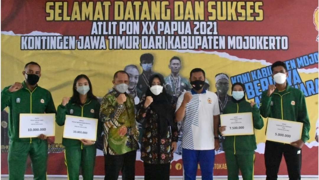 Perwakilan atlet PON Papua asal Mojokerto terima bonus uang pembinaan dari Pemkab Mojokerto.(Foto: Deni Lukmantara/Ngopibareng)