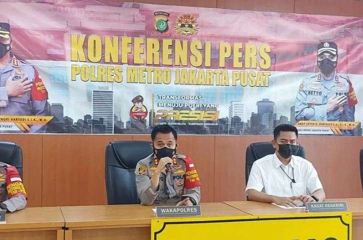 Wakapolres Metro Jakarta Pusat AKBP Setyo Koes Heriyanto (kiri) dalam konferensi pers di Polres Metro Jakarta Pusat Kemayoran, Selasa 19 Oktober 2021. (Foto: Antara/Mentari Dwi Gayati)